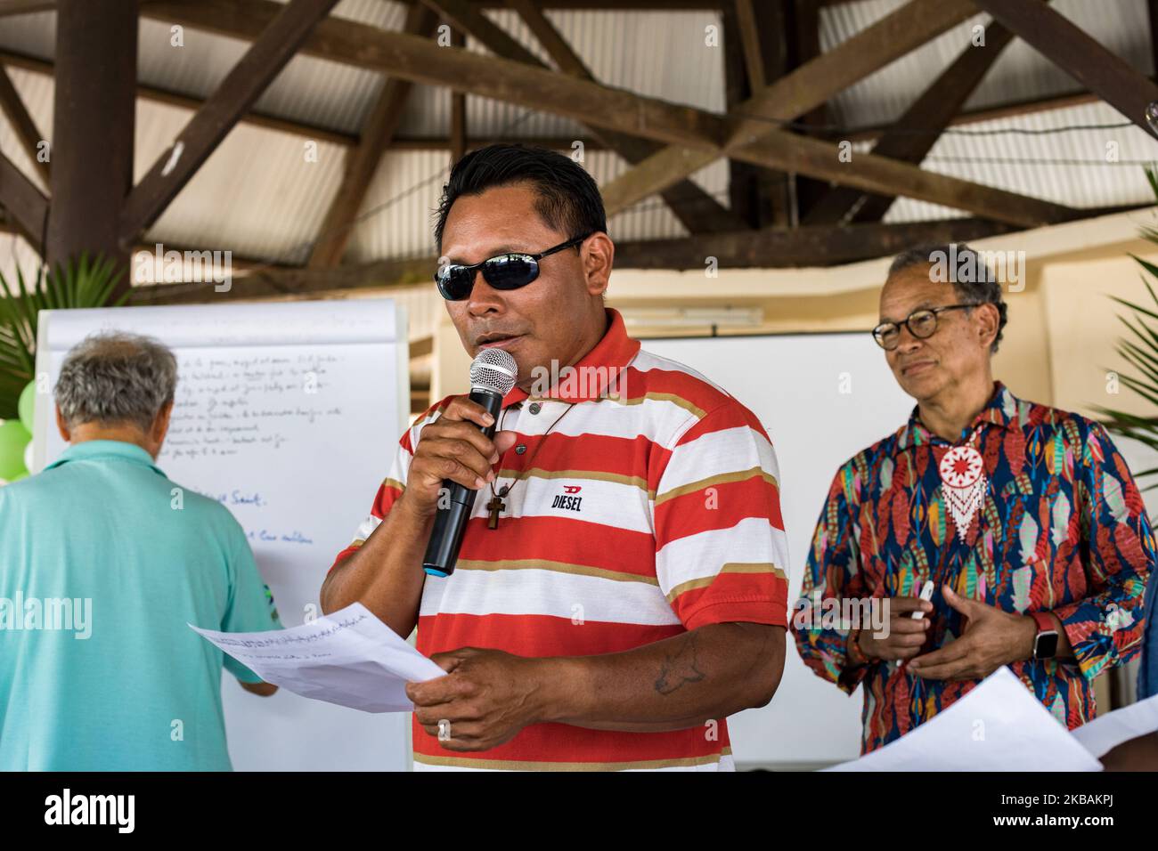 Awala-Yalimapo, France, 6 juillet 2019. Aiku parle à la rencontre pré-synodale des peuples autochtones de Guyane française. Il est venu de son village de Upper Maroni en tant que représentant du peuple amérindien de Wayana. (Photo par Emeric Fohlen/NurPhoto) Banque D'Images