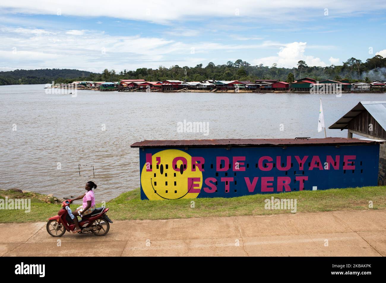 Maripasoula, France, 29 juin 2019. Les rives du Suriname vus de Maripasoula, du côté français de la rivière Maroni. Nous pouvons voir les nombreux supermarchés chinois qui sont la base d'approvisionnement pour tous les voyageurs sur la rivière. (Photo par Emeric Fohlen/NurPhoto) Banque D'Images