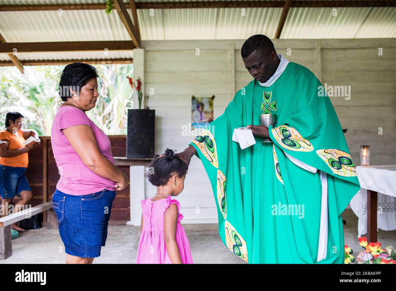 Maripasoula, France, 30 juin 2019. Le père Herve Cleze Moutaleno célèbre la messe dans son église près du village d'Ipokan Eute. Ce missionnaire congolais est attaché à la paroisse d'Antekum Pata parmi le peuple Wayana, l'un des six peuples amérindiens indigènes vivant en Guyane française. (Photo par Emeric Fohlen/NurPhoto) Banque D'Images