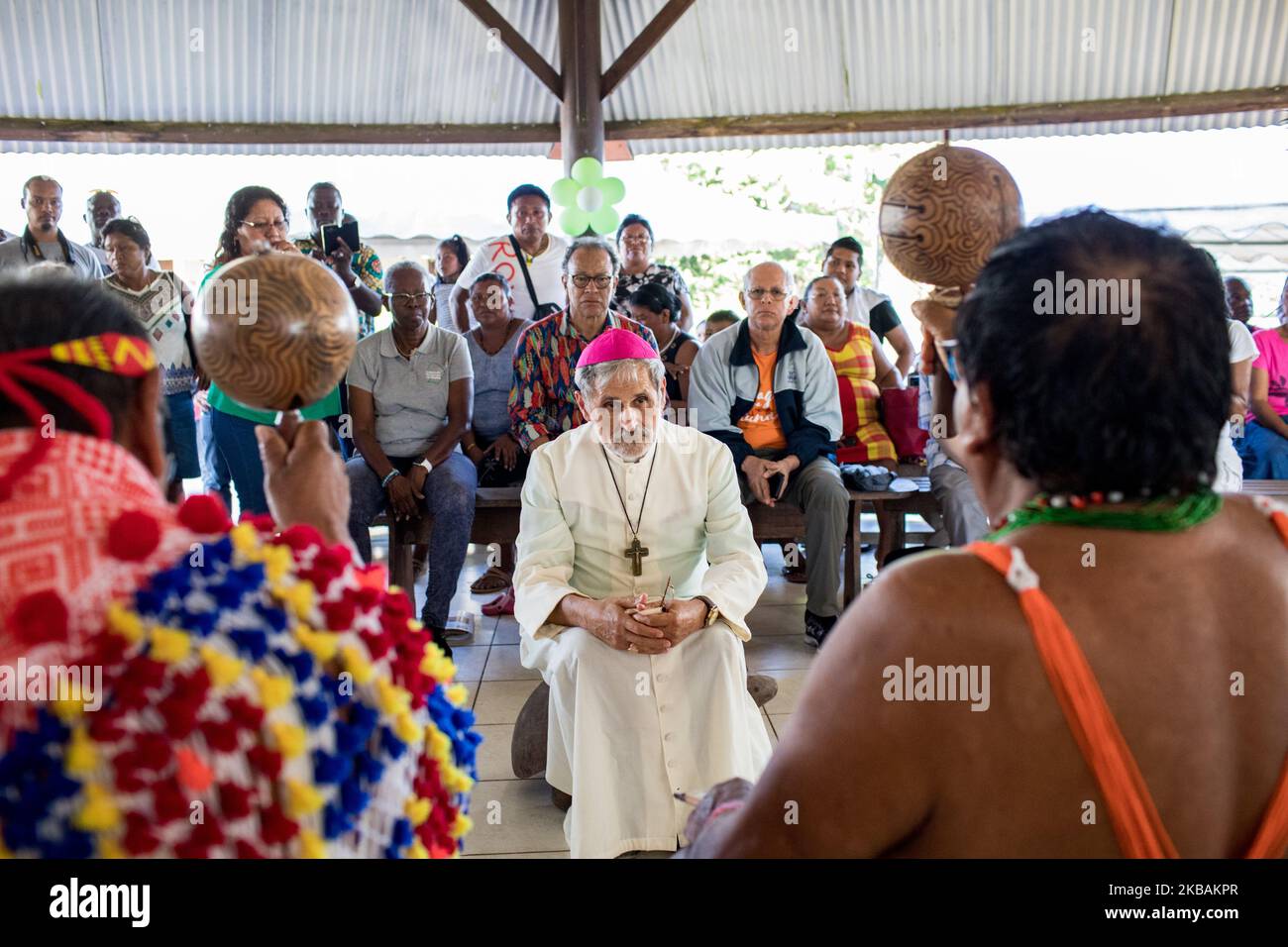 Awala-Yalimapo, France, 6 juillet 2019. L'évêque Emmanuel Lafont, évêque de Cayenne, participe à une cérémonie chamanique avec Victor Kilinan, chaman amérindien de Kali'na d'Amala, lors de la rencontre pré-synodale des peuples autochtones de Guyane française. (Photo par Emeric Fohlen/NurPhoto) Banque D'Images