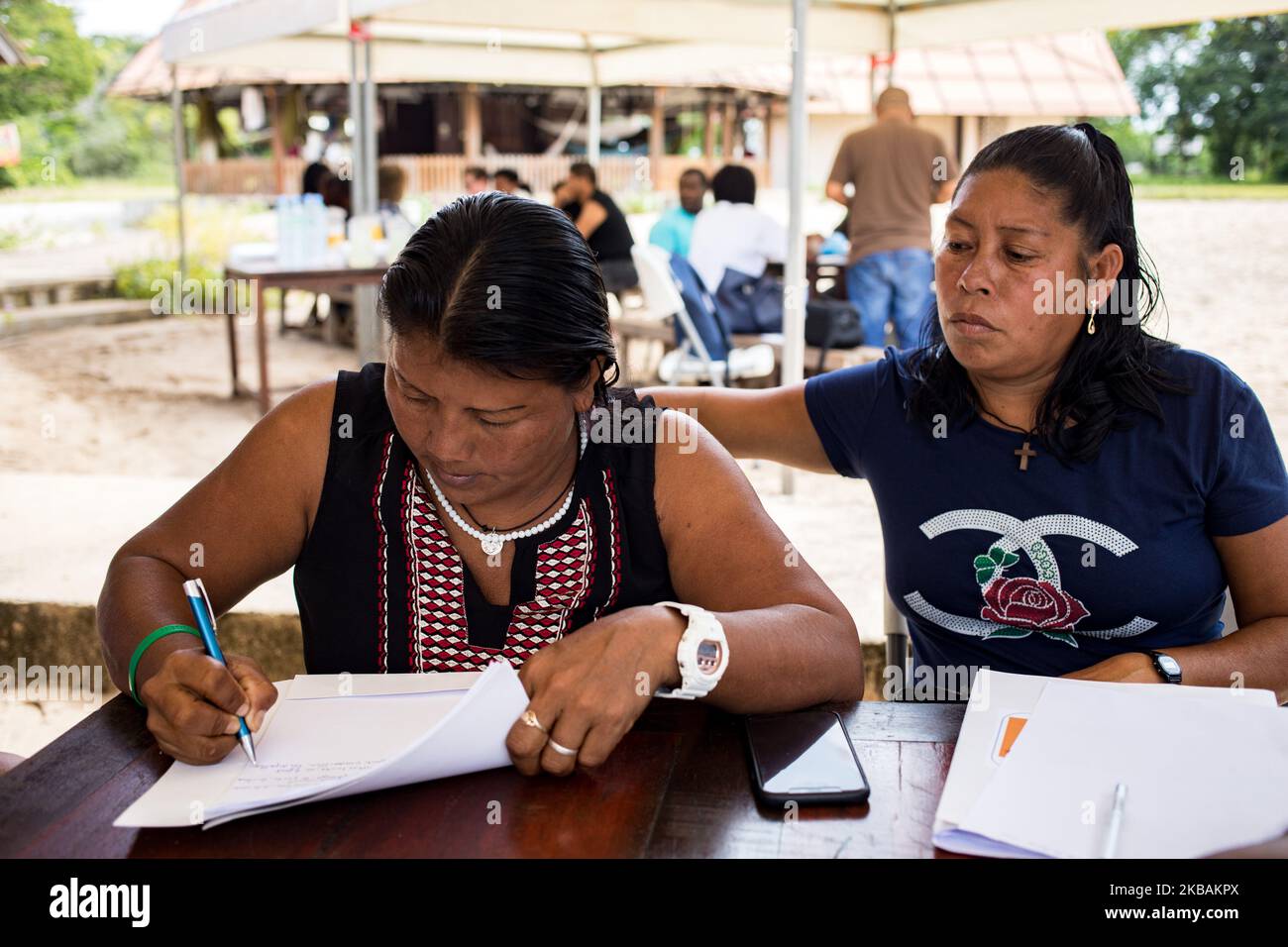 Awala-Yalimapo, France, 6 juillet 2019. Deux femmes amérindiennes de Wayanas prennent des notes lors de la réunion pré-synodale des peuples autochtones de Guyane française. L'objectif de cette assemblée est d'écouter les peuples autochtones et toutes les communautés vivant en Amazonie afin de connaître leurs défis, leurs espoirs et leurs propositions de vie. (Photo par Emeric Fohlen/NurPhoto) Banque D'Images