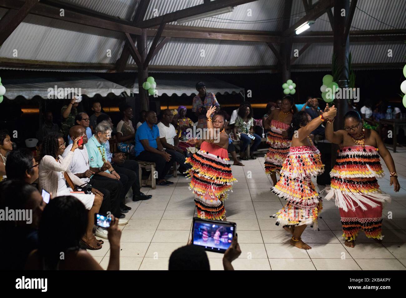 Awala-Yalimapo, France, 6 juillet 2019. Une soirée culturelle où les Kali'na Amérindiens dansent lors de la rencontre pré-synodale des peuples autochtones de Guyane française. L'objectif de cette assemblée est d'écouter les peuples autochtones et toutes les communautés vivant en Amazonie afin de connaître leurs défis, leurs espoirs et leurs propositions de vie. (Photo par Emeric Fohlen/NurPhoto) Banque D'Images