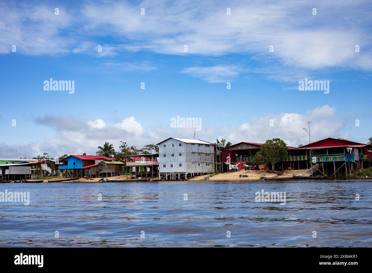 Maripasoula, France, 29 juin 2019. Les rives du Suriname vus de Maripasoula, du côté français de la rivière Maroni. Nous pouvons voir les nombreux supermarchés chinois qui sont la base d'approvisionnement pour tous les voyageurs sur la rivière. (Photo par Emeric Fohlen/NurPhoto) Banque D'Images