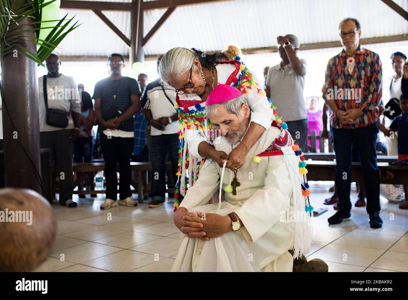 Awala-Yalimapo, France, 6 juillet 2019. L'évêque Emmanuel Lafont, évêque de Cayenne, participe à une cérémonie chamanique avec Victor Kilinan, chaman amérindien de Kali'na d'Amala, lors de la rencontre pré-synodale des peuples autochtones de Guyane française. (Photo par Emeric Fohlen/NurPhoto) Banque D'Images