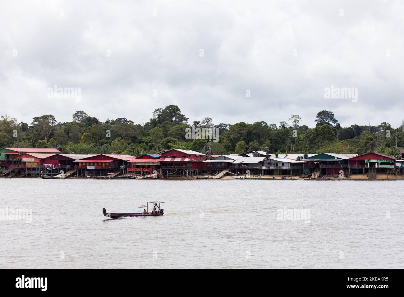 Maripasoula, France, 29 juin 2019. Les rives du Suriname vus de Maripasoula, du côté français de la rivière Maroni. Nous pouvons voir les nombreux supermarchés chinois qui sont la base d'approvisionnement pour tous les voyageurs sur la rivière. (Photo par Emeric Fohlen/NurPhoto) Banque D'Images