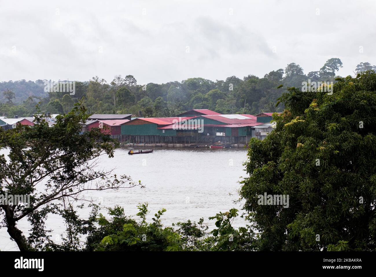 Maripasoula, France, 29 juin 2019. Les rives du Suriname vus de Maripasoula, du côté français de la rivière Maroni. Nous pouvons voir les nombreux supermarchés chinois qui sont la base d'approvisionnement pour tous les voyageurs sur la rivière. (Photo par Emeric Fohlen/NurPhoto) Banque D'Images