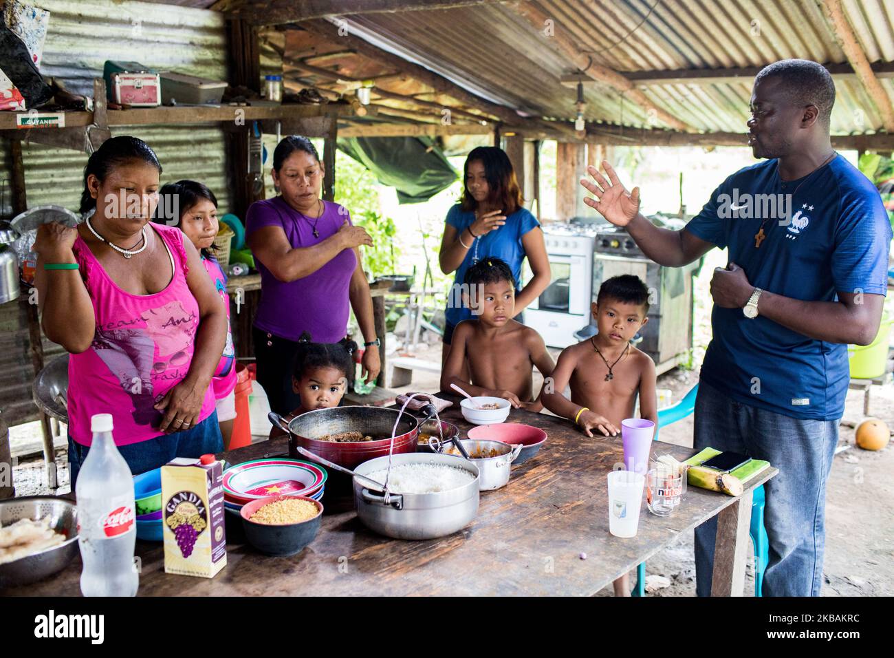 Maripasoula, France, 30 juin 2019. Le père Herve Cleze Moutaleno donne sa bénédiction avant le repas communautaire du dimanche dans le village d'Ipokan Eute. Ce missionnaire congolais est attaché à la paroisse d'Antekum Pata parmi le peuple Wayana, l'un des six peuples amérindiens indigènes vivant en Guyane française. (Photo par Emeric Fohlen/NurPhoto) Banque D'Images