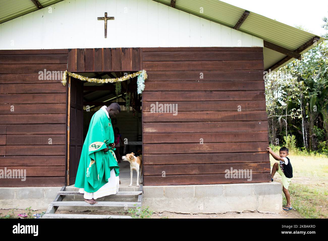 Maripasoula, France, 30 juin 2019. Le père Herve Cleze Moutaleno célèbre la messe dans son église près du village d'Ipokan Eute. Ce missionnaire congolais est attaché à la paroisse d'Antekum Pata parmi le peuple Wayana, l'un des six peuples amérindiens indigènes vivant en Guyane française. (Photo par Emeric Fohlen/NurPhoto) Banque D'Images