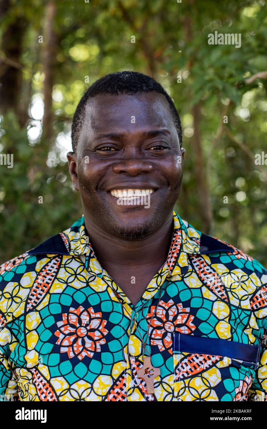 Maripasoula, France, 6 juillet 2019. Portrait du Père Herve Cleze Moutaleno. Ce missionnaire congolais est attaché à la paroisse d'Antekum Pata parmi le peuple Wayana, l'un des six peuples amérindiens indigènes vivant en Guyane française. (Photo par Emeric Fohlen/NurPhoto) Banque D'Images
