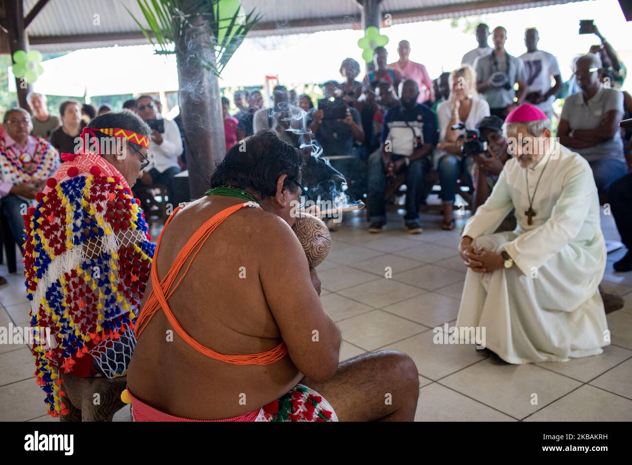 Awala-Yalimapo, France, 6 juillet 2019. L'évêque Emmanuel Lafont, évêque de Cayenne, participe à une cérémonie chamanique avec Victor Kilinan, chaman amérindien de Kali'na d'Amala, lors de la rencontre pré-synodale des peuples autochtones de Guyane française. (Photo par Emeric Fohlen/NurPhoto) Banque D'Images