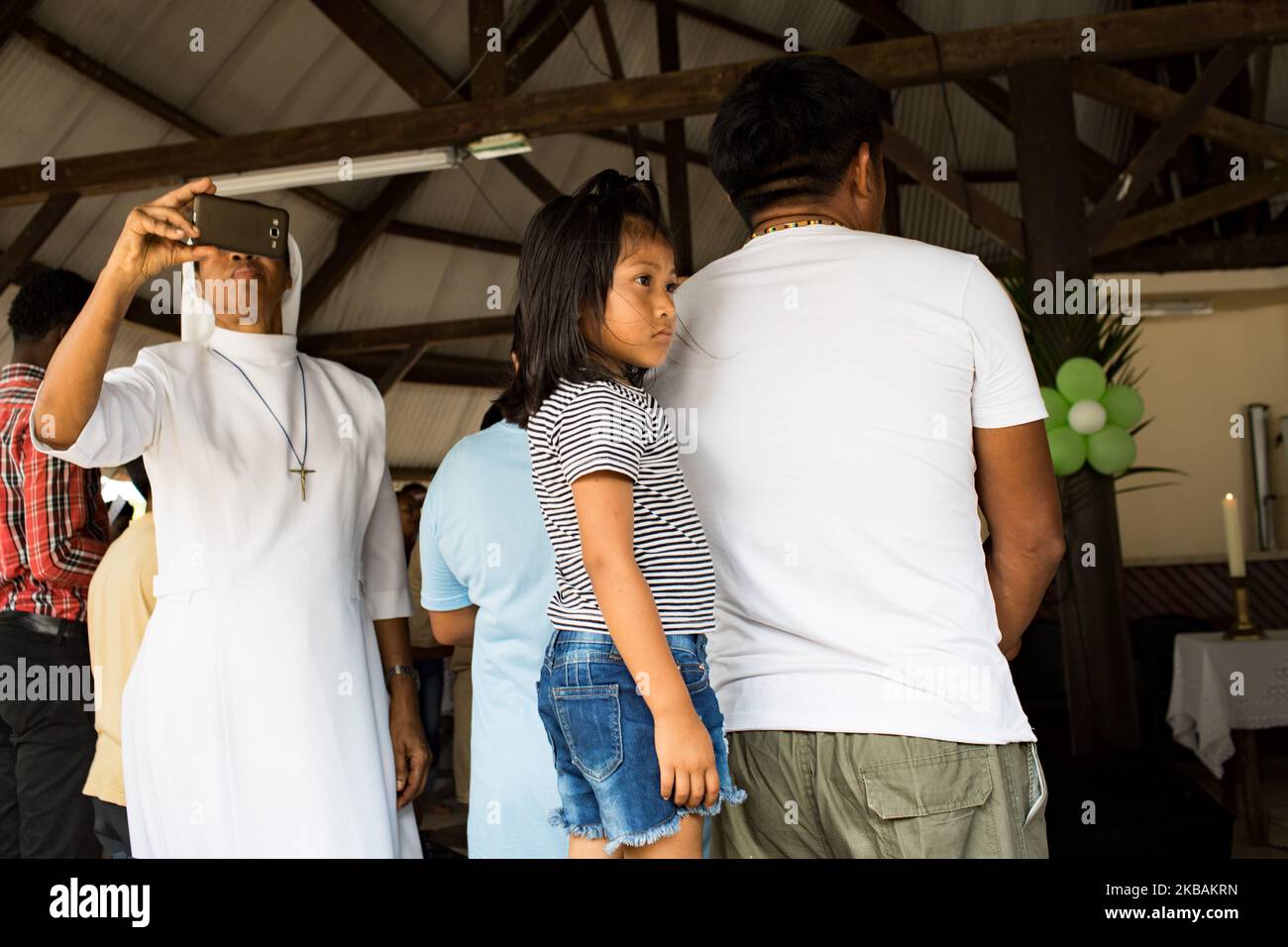 Awala-Yalimapo, France, 6 juillet 2019. Une fille amérindienne pendant la grande masse de la rencontre pré-synodale des peuples autochtones de Guyane française. L'objectif de cette assemblée est d'écouter les peuples autochtones et toutes les communautés vivant en Amazonie afin de connaître leurs défis, leurs espoirs et leurs propositions de vie. (Photo par Emeric Fohlen/NurPhoto) Banque D'Images