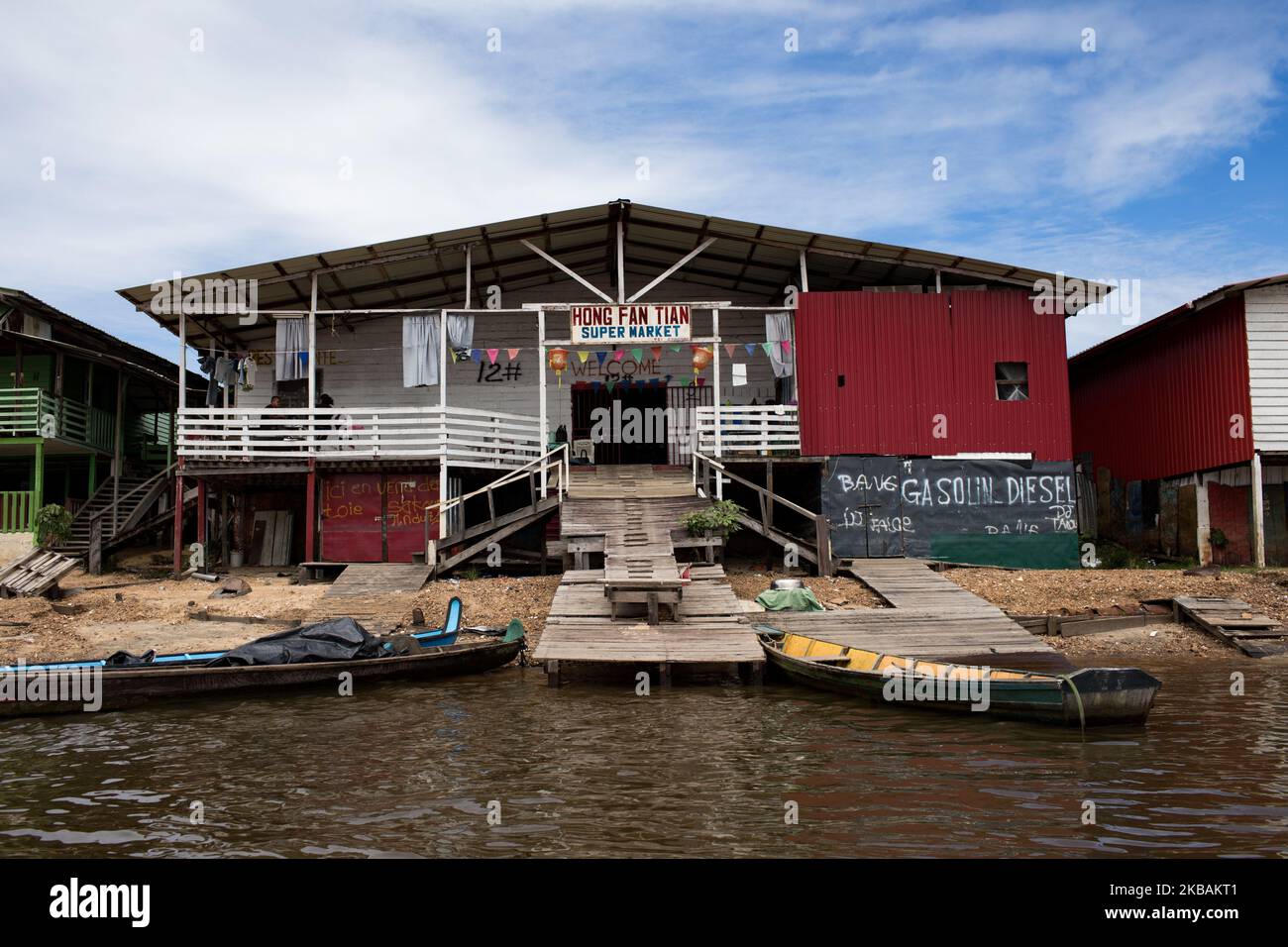 Maripasoula, France, 29 juin 2019. Un supermarché chinois sur le côté du Suriname de la rivière Maroni en face de la ville de Maripasoula. (Photo par Emeric Fohlen/NurPhoto) Banque D'Images