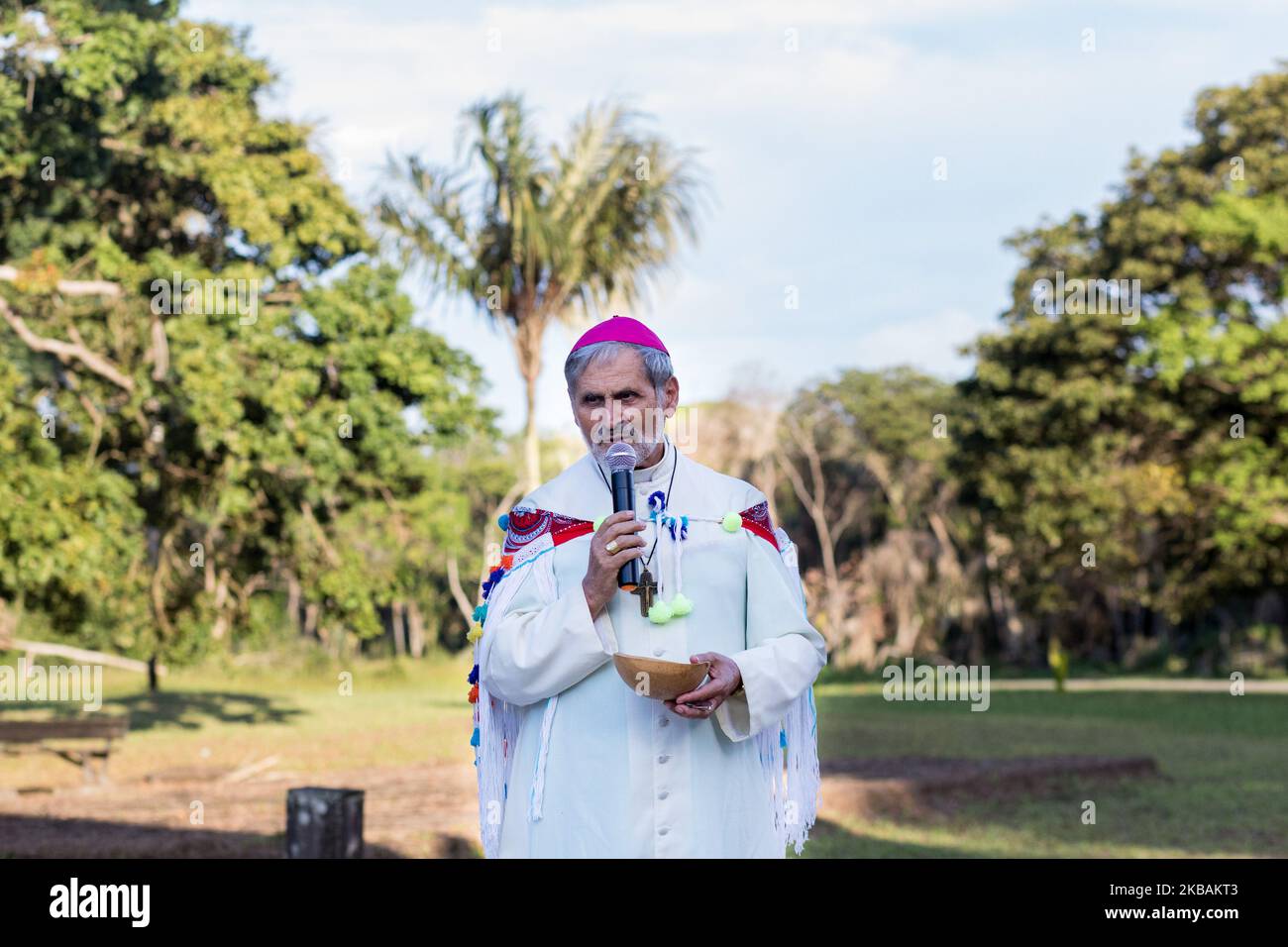 Awala-Yalimapo, France, 6 juillet 2019. Mgr Emmanuel Lafont, évêque de Cayenne, parle à la rencontre pré-synodale des peuples autochtones de Guyane française. L'objectif de cette assemblée est d'écouter les peuples autochtones et toutes les communautés vivant en Amazonie afin de connaître leurs défis, leurs espoirs et leurs propositions de vie. (Photo par Emeric Fohlen/NurPhoto) Banque D'Images