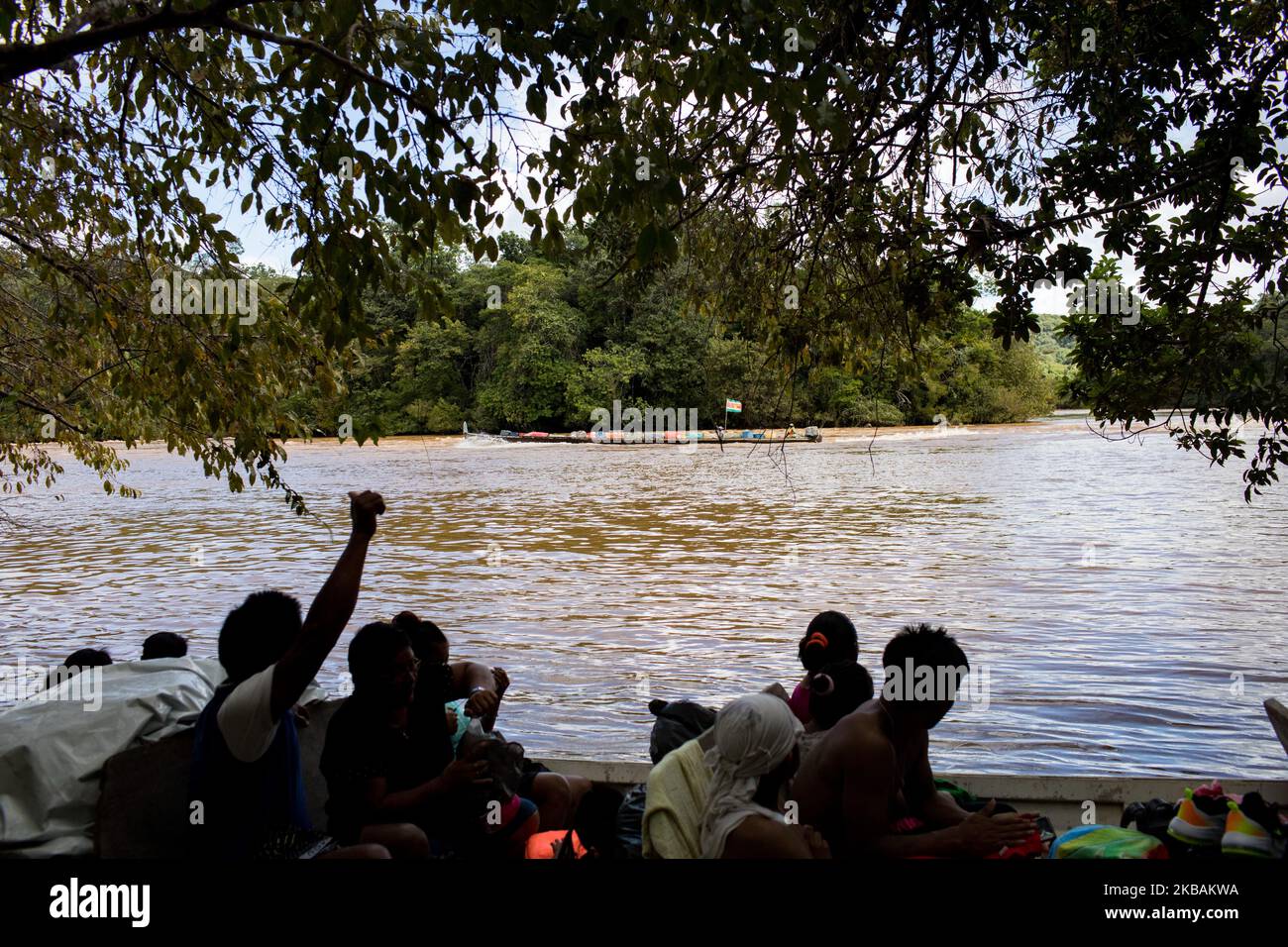 Grand-Santi, France, 3 juillet 2019. Le Surinam Pirogue monte sur la rivière Maroni. (Photo par Emeric Fohlen/NurPhoto) Banque D'Images