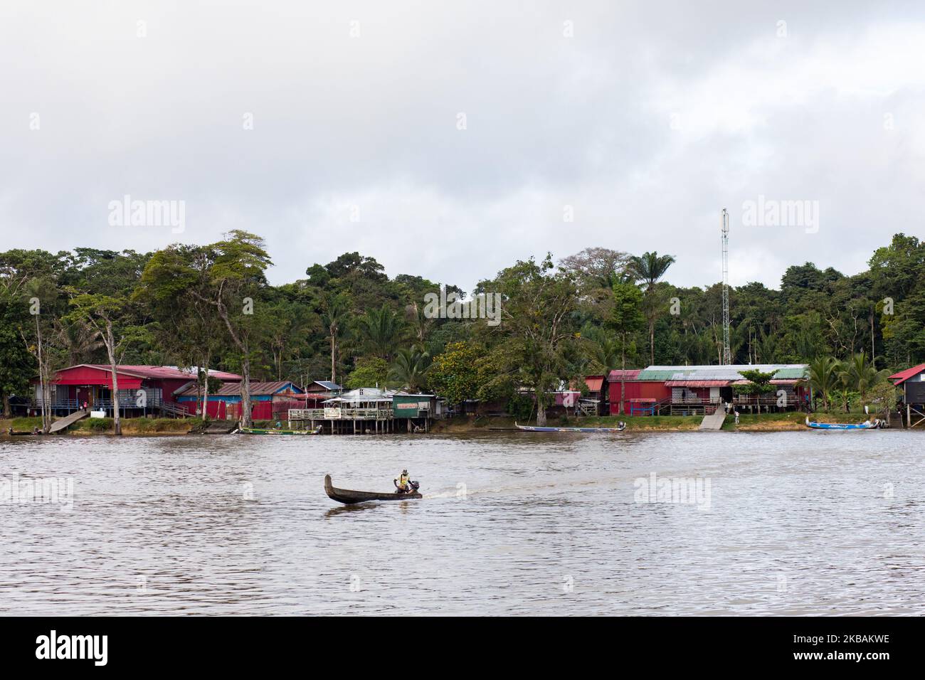 Grand-Santi, France, 3 juillet 2019. Les rives du Suriname vus de Grand-Santi, du côté français du fleuve Maroni. Nous pouvons voir les nombreux supermarchés chinois qui sont la base d'approvisionnement pour tous les voyageurs sur la rivière. (Photo par Emeric Fohlen/NurPhoto) Banque D'Images
