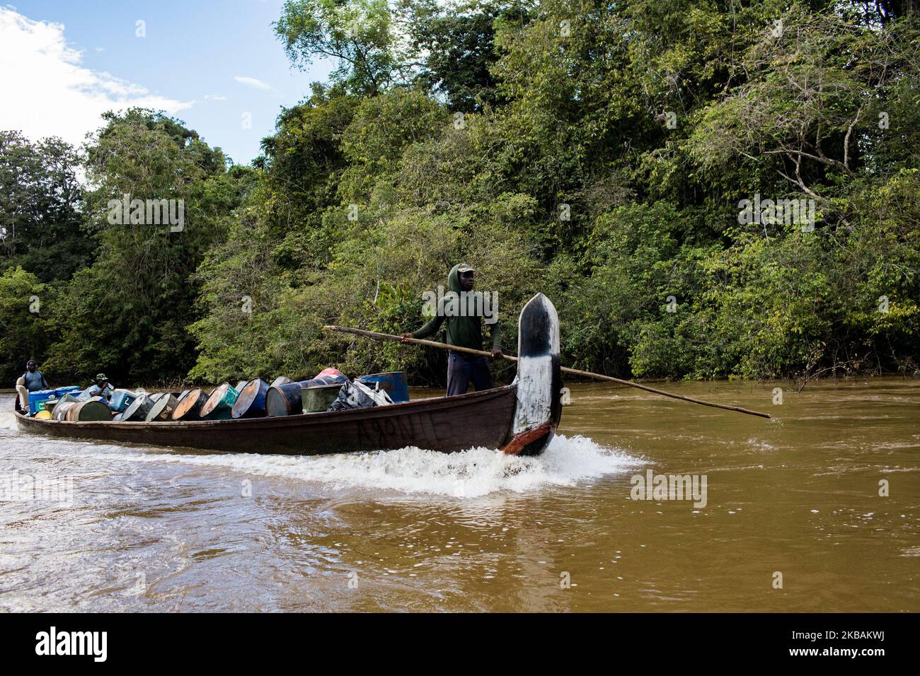 Grand-Santi, France, 4 juillet 2019. Un canoë de bushinengue ou d'Alukus sur la rivière Maroni non loin de la ville de Grand-Santi. La tension entre Wayanas et Alukus, deux peuples autochtones du Guyana, augmente parce que les Alukus sont en faveur de la recherche de l'or. (Photo par Emeric Fohlen/NurPhoto) Banque D'Images