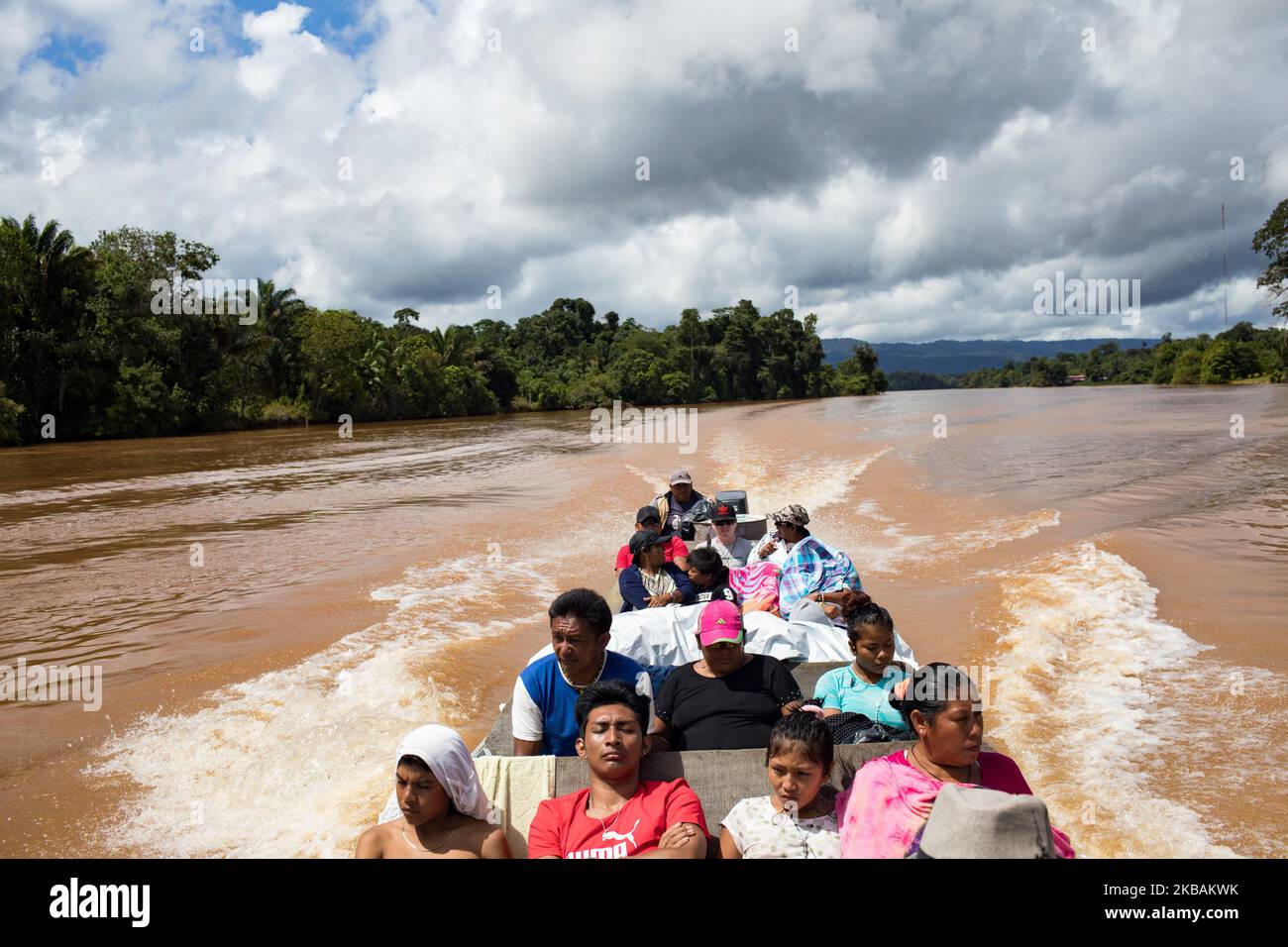 Grand-Santi, France, 3 juillet 2019. Un canoë de Wayana méridiens descend la rivière Maroni. (Photo par Emeric Fohlen/NurPhoto) Banque D'Images