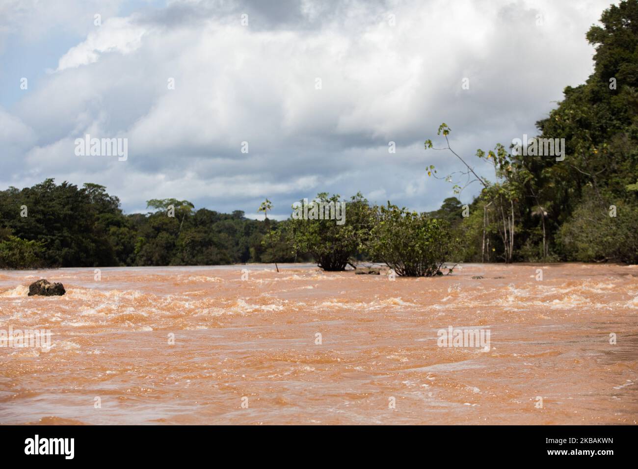 Maripasoula, France, 29 juin 2019. Les eaux polluées de la rivière Maroni. En raison d'activités illégales de recherche d'or, les eaux de la rivière Maroni sont sales. Ils cachent aussi un poison plus insidieux, le mercure, qui, bien qu'interdit en Guyane française, est utilisé par les creuseurs d'or pour fusionner des flocons d'or. (Photo par Emeric Fohlen/NurPhoto) Banque D'Images
