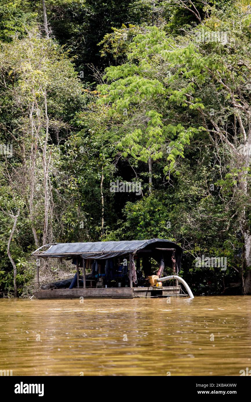 Maripasoula, France, 29 juin 2019. Une barge d'or illégale sur la rivière Maroni. Ce type d'activité continue de causer des dommages considérables à l'environnement et aux habitants des zones touchées. Dans les villages, nous remarquons la présence accrue de barges surinamiennes, entrant dans le territoire de Wayana. (Photo par Emeric Fohlen/NurPhoto) Banque D'Images