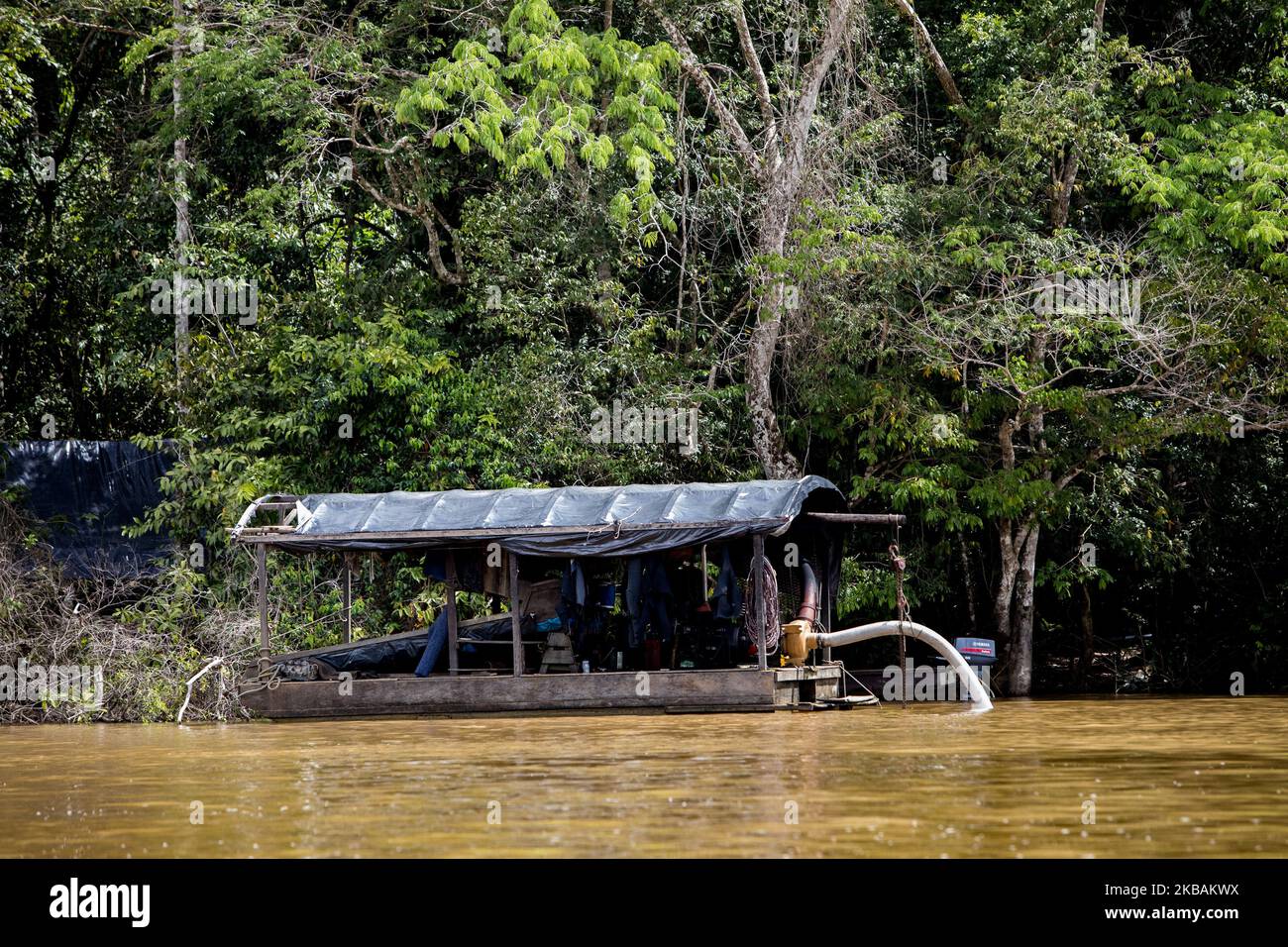 Maripasoula, France, 29 juin 2019. Une barge d'or illégale sur la rivière Maroni. Ce type d'activité continue de causer des dommages considérables à l'environnement et aux habitants des zones touchées. Dans les villages, nous remarquons la présence accrue de barges surinamiennes, entrant dans le territoire de Wayana. (Photo par Emeric Fohlen/NurPhoto) Banque D'Images