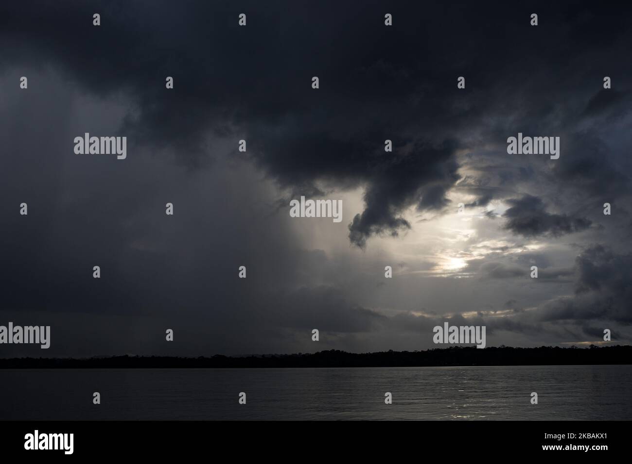 Saint-Laurent-du-Maroni, France, 3 juillet 2019. La végétation de la forêt amazonienne de la rivière Maroni, non loin de Saint-Laurent. (Photo par Emeric Fohlen/NurPhoto) Banque D'Images