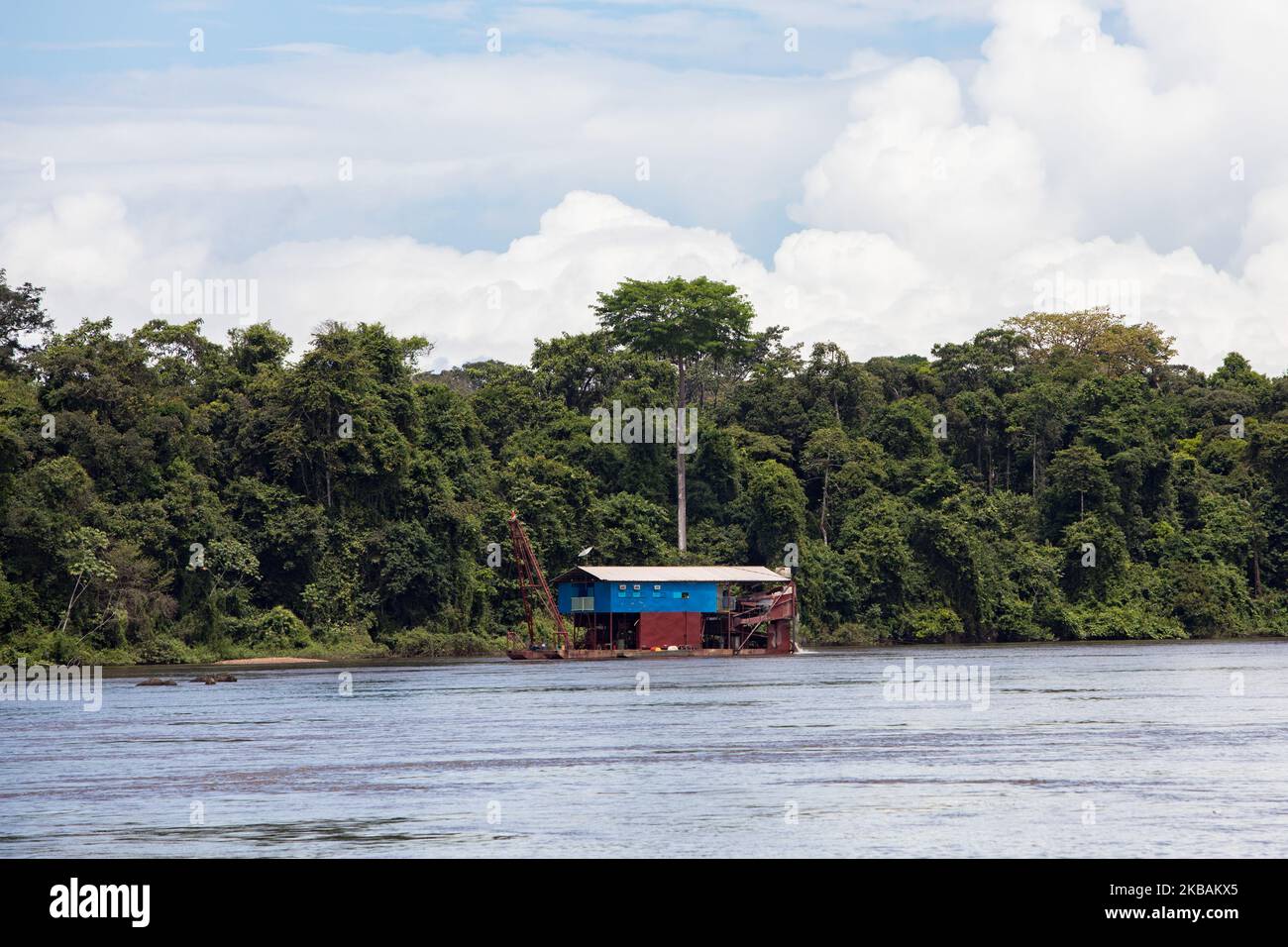 Maripasoula, France, 29 juin 2019. Une barge d'or illégale sur la rivière Maroni. Ce type d'activité continue de causer des dommages considérables à l'environnement et aux habitants des zones touchées. Dans les villages, nous remarquons la présence accrue de barges surinamiennes, entrant dans le territoire de Wayana. (Photo par Emeric Fohlen/NurPhoto) Banque D'Images