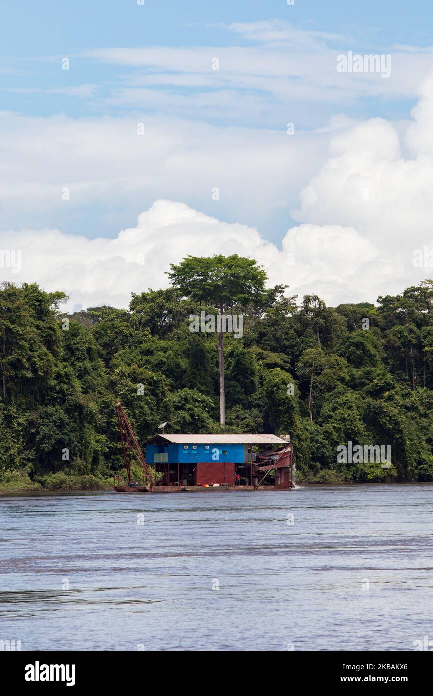 Maripasoula, France, 29 juin 2019. Une barge d'or illégale sur la rivière Maroni. Ce type d'activité continue de causer des dommages considérables à l'environnement et aux habitants des zones touchées. Dans les villages, nous remarquons la présence accrue de barges surinamiennes, entrant dans le territoire de Wayana. (Photo par Emeric Fohlen/NurPhoto) Banque D'Images