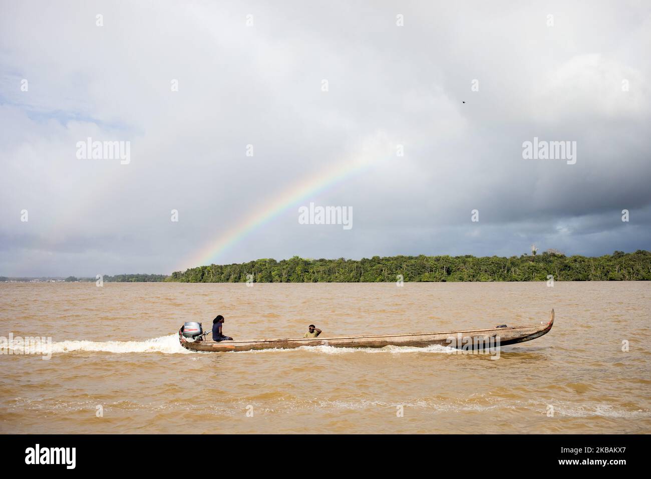 Saint-Laurent-du-Maroni, France, 4 juillet 2019. Une bushinengue sur son canoë sur le fleuve Maroni près du Suriname non loin de la ville de Saint-Laurent. (Photo par Emeric Fohlen/NurPhoto) Banque D'Images