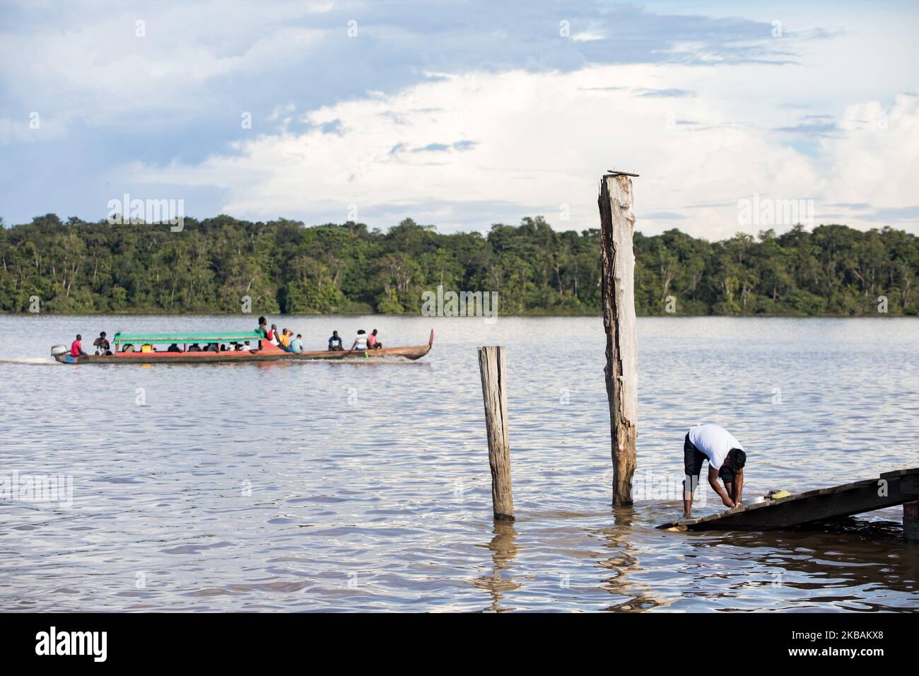 Saint-Laurent-du-Maroni, France, 3 juillet 2019. Un amérindien vidé de poisson dans la rivière Maroni, du côté du Suriname, non loin de la ville de Saint-Laurent. (Photo par Emeric Fohlen/NurPhoto) Banque D'Images