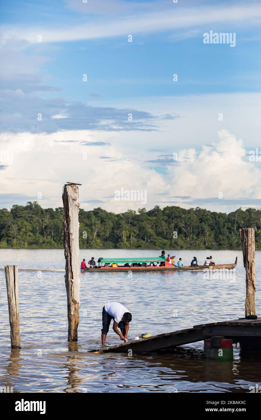 Saint-Laurent-du-Maroni, France, 3 juillet 2019. Un amérindien vidé de poisson dans la rivière Maroni, du côté du Suriname, non loin de la ville de Saint-Laurent. (Photo par Emeric Fohlen/NurPhoto) Banque D'Images