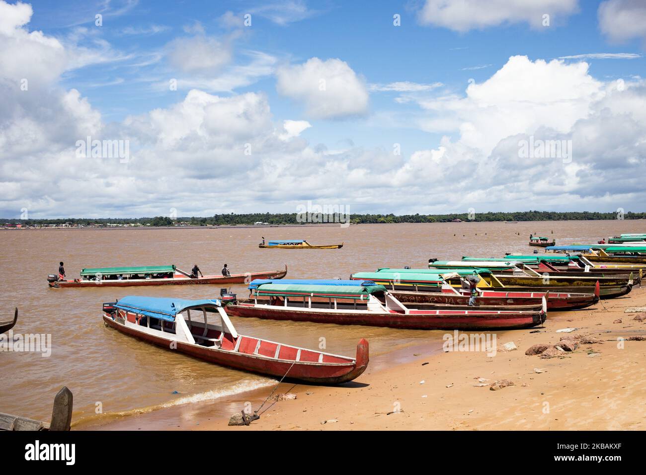 Saint-Laurent-du-Maroni, France, 4 juillet 2019. Les pirogues de la plage d'Albina, du côté du suriname de la rivière Maroni, en face de la ville de Saint-Laurent. (Photo par Emeric Fohlen/NurPhoto) Banque D'Images