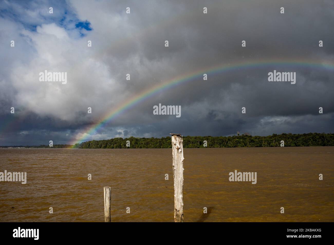 Saint-Laurent-du-Maroni, France, 4 juillet 2019. Un arc-en-ciel sur la rivière Maroni non loin de la ville de Saint-Laurent. (Photo par Emeric Fohlen/NurPhoto) Banque D'Images