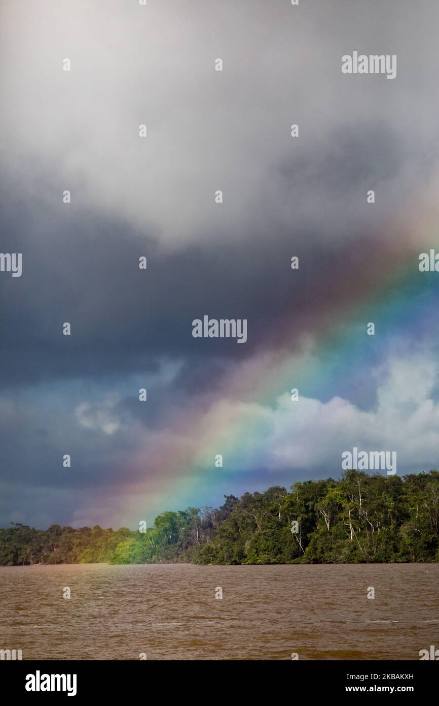Saint-Laurent-du-Maroni, France, 4 juillet 2019. Un arc-en-ciel sur la rivière Maroni non loin de la ville de Saint-Laurent. (Photo par Emeric Fohlen/NurPhoto) Banque D'Images