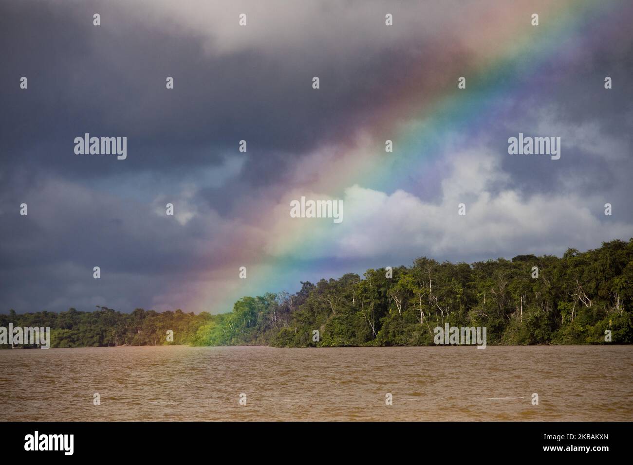 Saint-Laurent-du-Maroni, France, 4 juillet 2019. Un arc-en-ciel sur la rivière Maroni non loin de la ville de Saint-Laurent. (Photo par Emeric Fohlen/NurPhoto) Banque D'Images