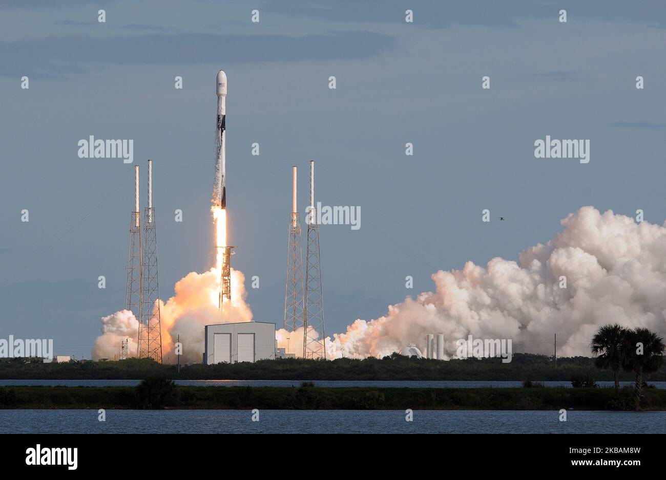 Une fusée SpaceX Falcon 9 s'élève de la station aérienne de Cape Canaveral et transporte 60 satellites Starlink sur 11 novembre 2019, à Cape Canaveral, en Floride. La constellation de Starlink comprendra éventuellement des milliers de satellites conçus pour fournir un service Internet à haute vitesse dans le monde entier. (Photo de Paul Hennessy/NurPhoto) Banque D'Images