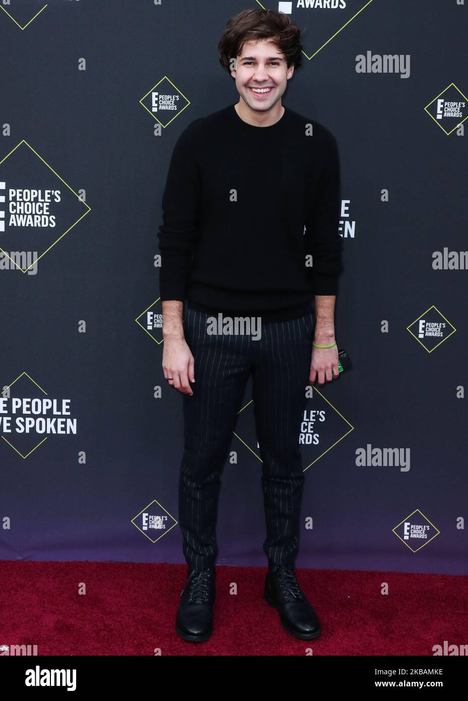 SANTA MONICA, LOS ANGELES, CALIFORNIE, Etats-Unis - NOVEMBRE 10: David Dobrik arrive à la 2019 E! Les People's Choice Awards se tiennent au Barker Hangar on 10 novembre 2019 à Santa Monica, Los Angeles, Californie, États-Unis. (Photo par Xavier Collin/image Press Agency/NurPhoto) Banque D'Images