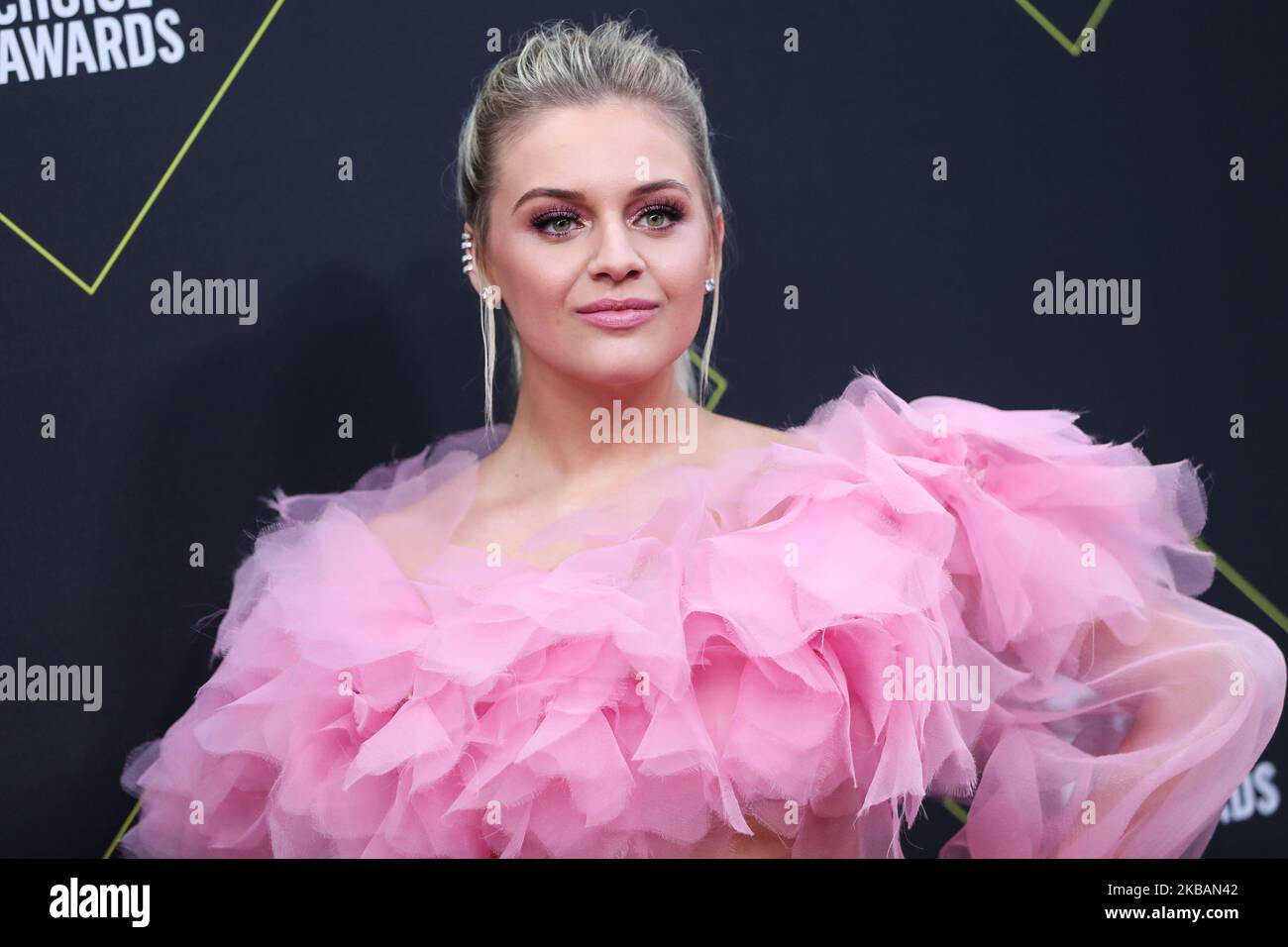 SANTA MONICA, LOS ANGELES, CALIFORNIE, Etats-Unis - NOVEMBRE 10: La chanteuse Kelsea Ballerini porte Raisa Vanessa arrive au 2019 E! Les People's Choice Awards se tiennent au Barker Hangar on 10 novembre 2019 à Santa Monica, Los Angeles, Californie, États-Unis. (Photo par Xavier Collin/image Press Agency/NurPhoto) Banque D'Images
