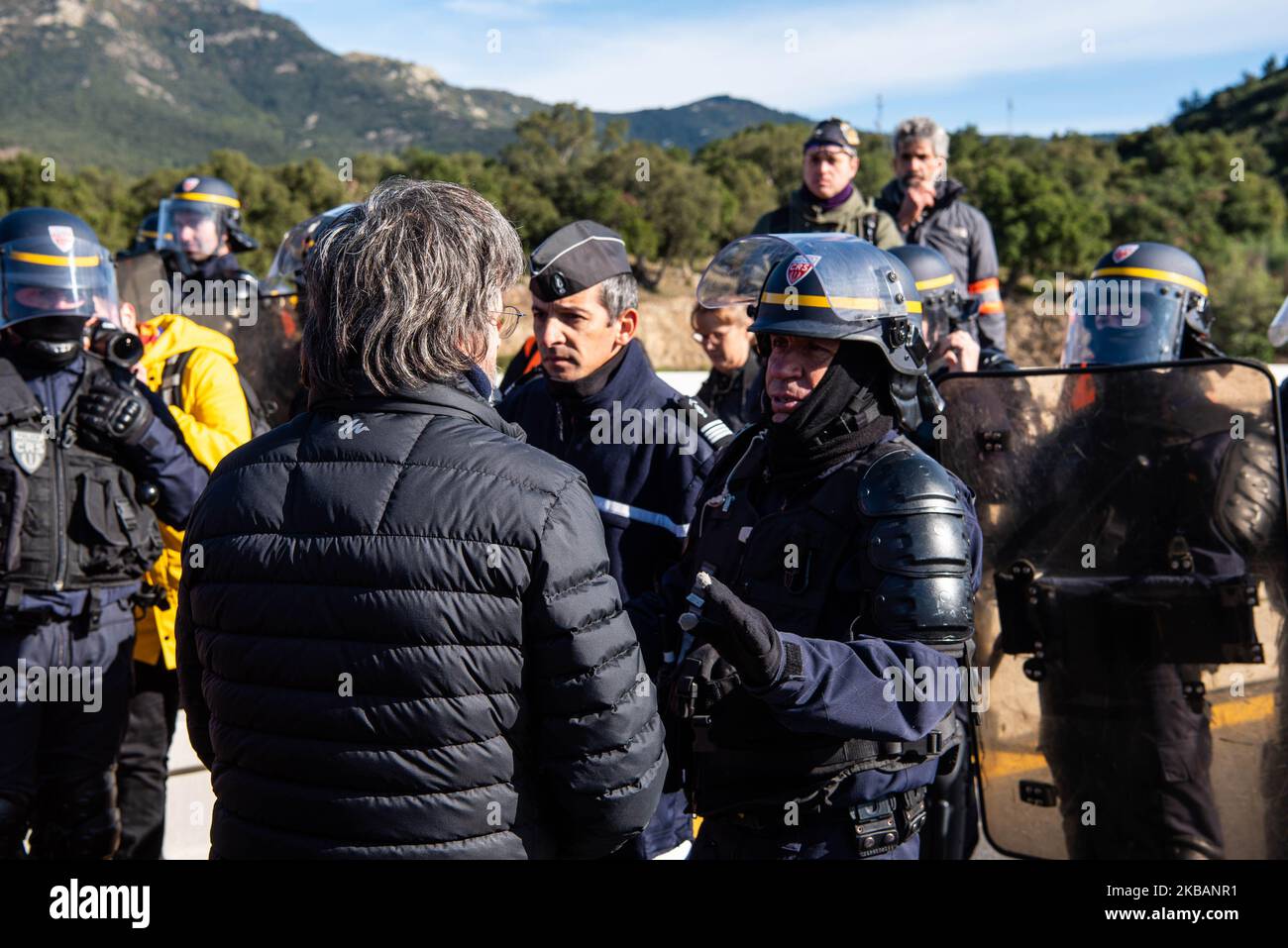 Les policiers français tentent de dégager l'autoroute A9 alors que des manifestants séparatistes catalans bloquent la frontière entre la France et l'Espagne sur 11 novembre 2019 à El Pertus, en Espagne. (Photo par Adria Salido Zarco/NurPhoto) Banque D'Images