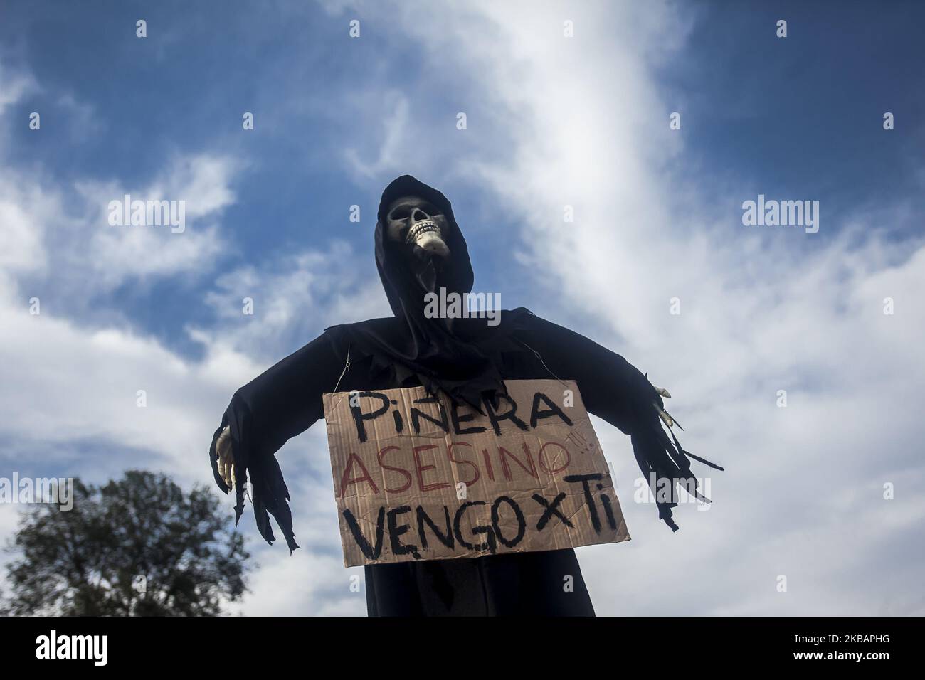 Santiago, Chili. 11 novembre 2019. Une poupée à tête de crâne représentant la mort porte un signe qui dit: Tueur Piñera, je viens pour vous. Avec une marche massive d'enseignants et de violents affrontements sur la Plaza Italia, il a conclu une nouvelle journée de manifestations contre le gouvernement de Sebastián Piñera à Santiago, au Chili. (Photo de Fernando Lavoz/NurPhoto) Banque D'Images