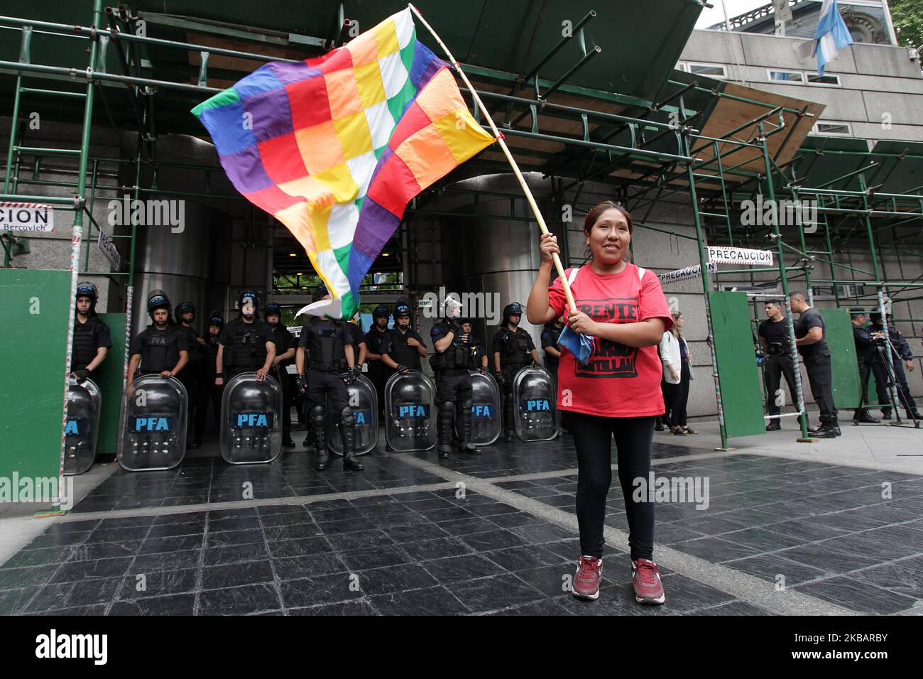 Les résidents boliviens en Argentine, les organisations sociales et les militants de gauche protestent devant l'ambassade bolivienne à Buenos Aires, en Argentine, le 11 novembre 2019 contre la situation politique qui a pris fin avec la démission d'Evo Morales. (Photo de Carol Smiljan/NurPhoto) Banque D'Images