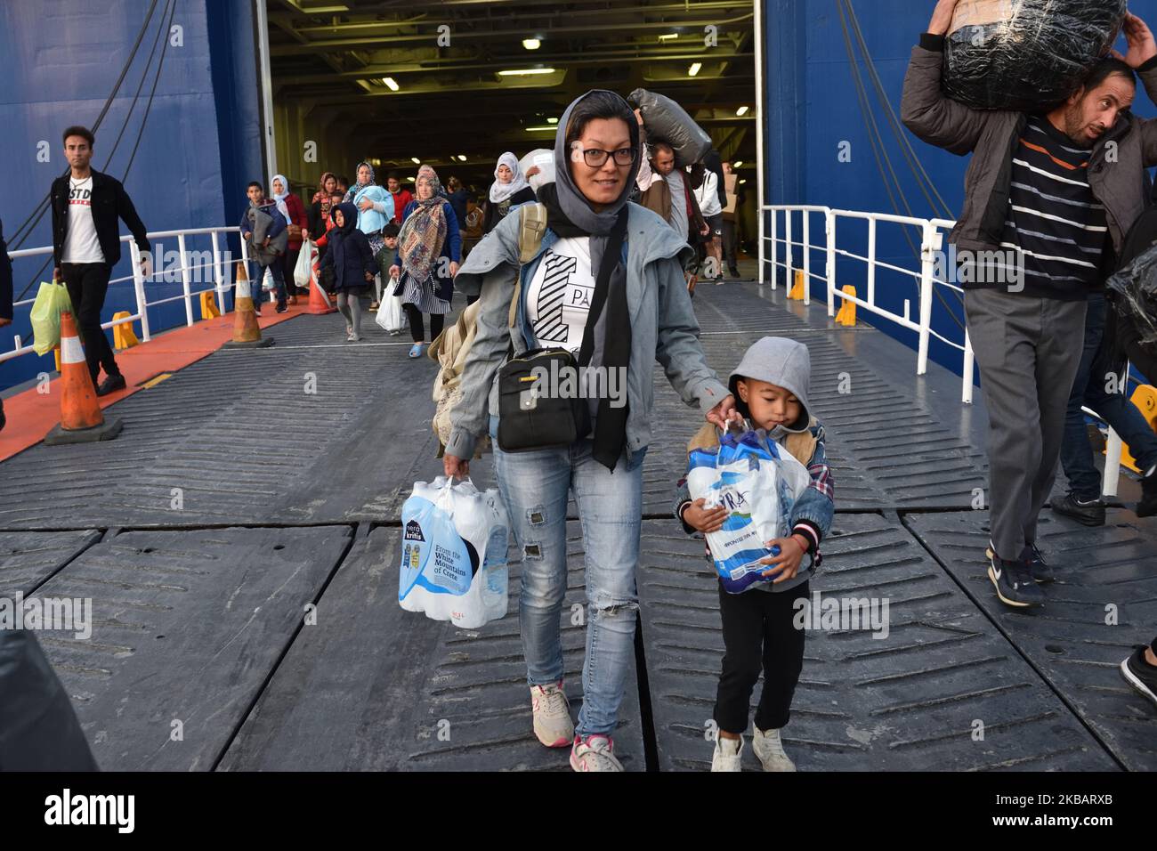 Les demandeurs d'asile des îles Lesvos et Chios arrivent à bord du ferry Diagoras au port du Pirée pour être transportés dans des logements adaptés en Grèce continentale le 12 novembre 2019. (Photo de Nicolas Koutsokostas/NurPhoto) Banque D'Images