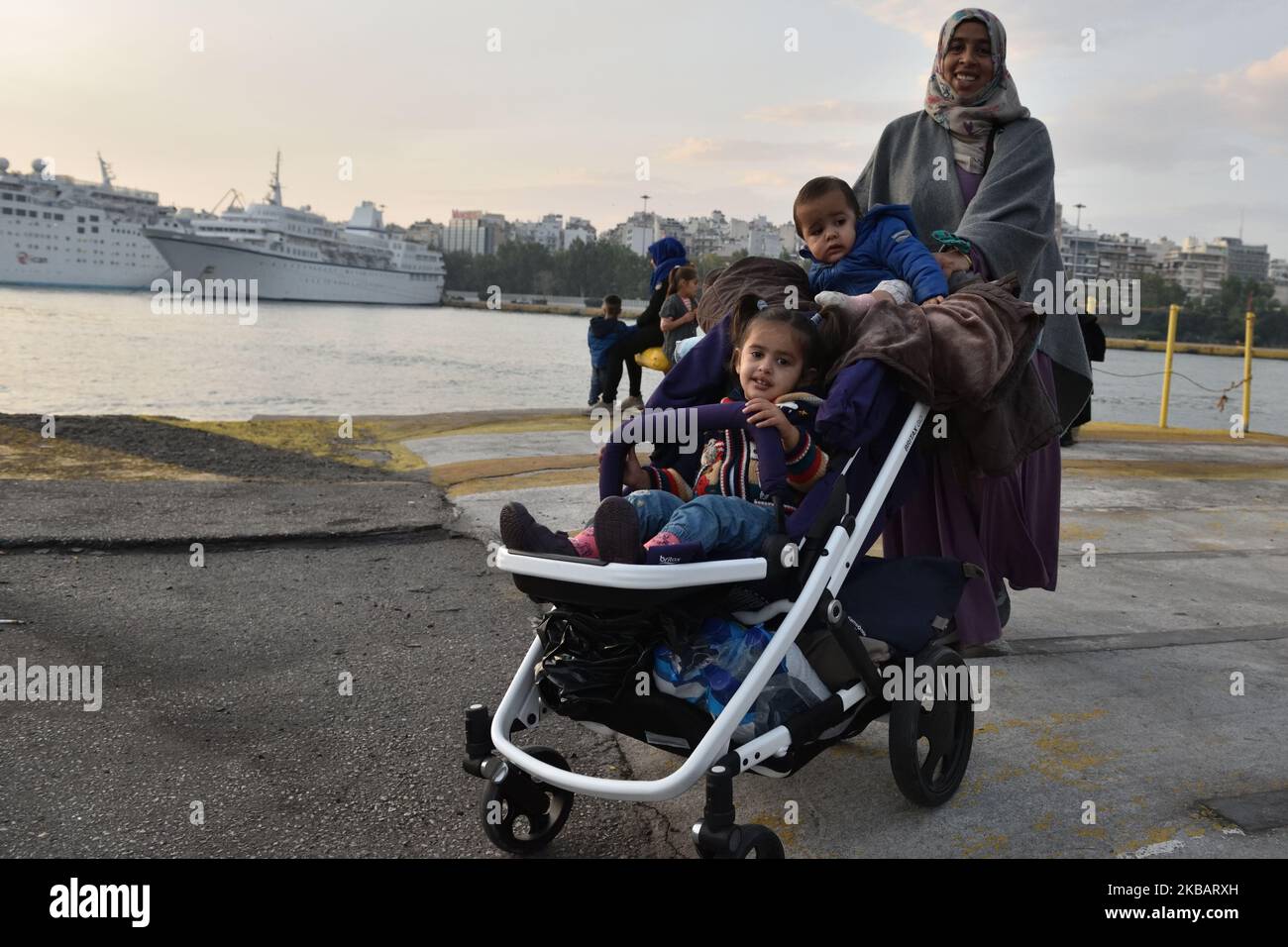 Les demandeurs d'asile des îles Lesvos et Chios arrivent à bord du ferry Diagoras au port du Pirée pour être transportés dans des logements adaptés en Grèce continentale le 12 novembre 2019. (Photo de Nicolas Koutsokostas/NurPhoto) Banque D'Images