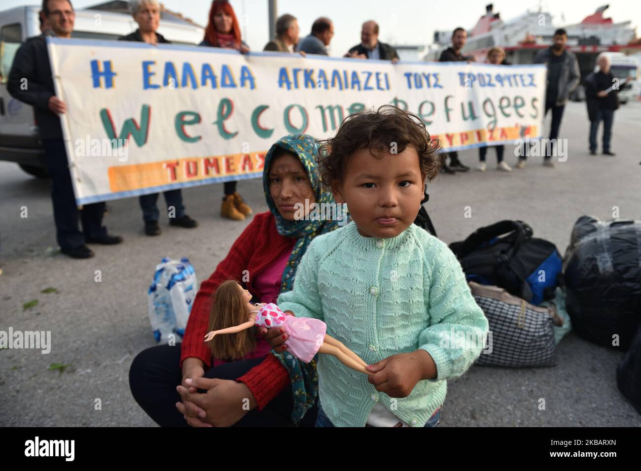 Les demandeurs d'asile des îles Lesvos et Chios arrivent à bord du ferry Diagoras au port du Pirée pour être transportés dans des logements adaptés en Grèce continentale le 12 novembre 2019. (Photo de Nicolas Koutsokostas/NurPhoto) Banque D'Images