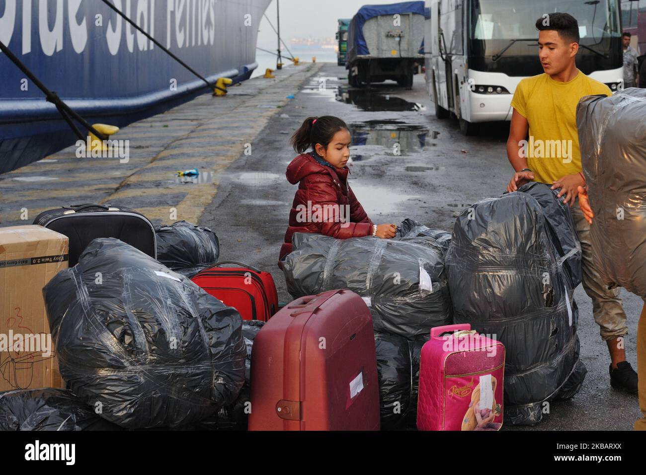 Les demandeurs d'asile des îles Lesvos et Chios arrivent à bord du ferry Diagoras au port du Pirée pour être transportés dans des logements adaptés en Grèce continentale le 12 novembre 2019. (Photo de Nicolas Koutsokostas/NurPhoto) Banque D'Images