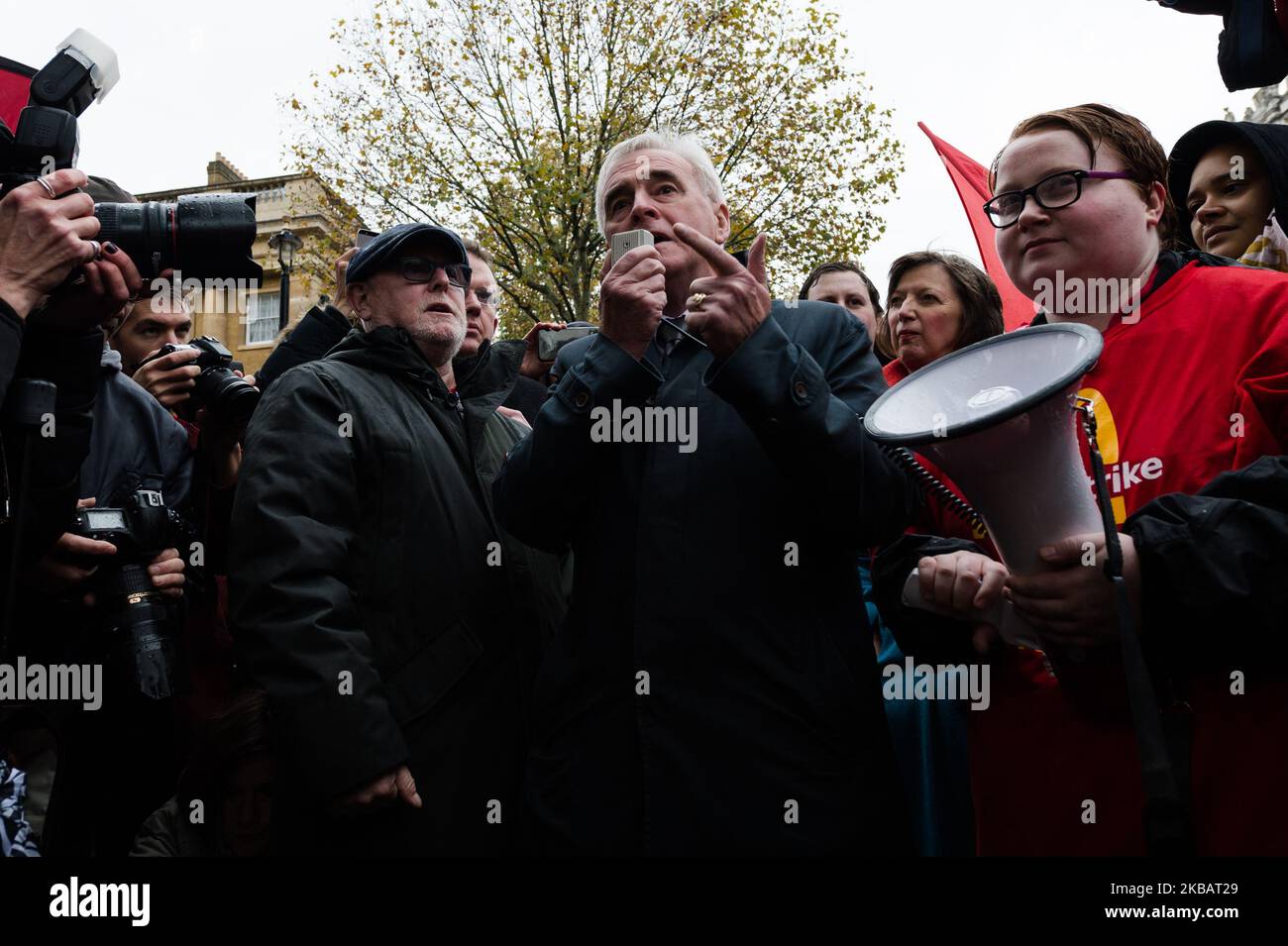 Le chancelier de l'ombre John McDonnell participe à un rassemblement alors que les employés de McDonald's, les syndicalistes et les militants pour les droits des travailleurs de la restauration rapide se réunissent à l'extérieur de Downing Street le 12 novembre 2019 à Londres, en Angleterre. Les membres du Syndicat des boulangers, de l'alimentation et des travailleurs alliés (BFAWU) sont sortis aujourd'hui de six magasins McDonald'hui à Londres pour un salaire minimum de 15 € l'heure, un choix d'heures de travail garanties et des droits syndicaux. (Photo de Wiktor Szymanowicz/NurPhoto) Banque D'Images