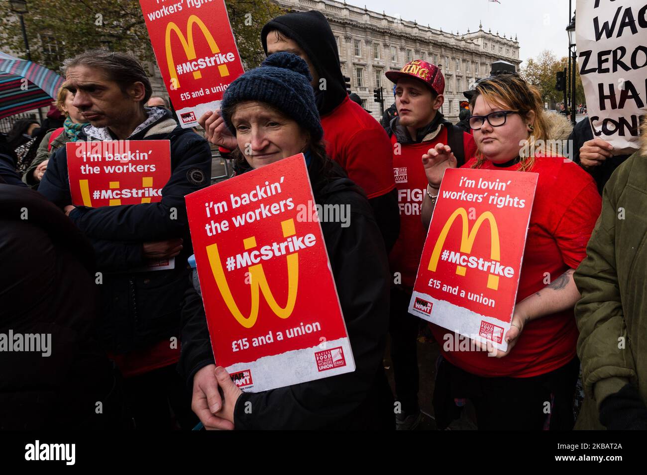 Les employés de McDonald's, les syndicalistes et les militants des droits des travailleurs de la restauration rapide se réunissent à l'extérieur de Downing Street pour un rassemblement le 12 novembre 2019 à Londres, en Angleterre. Les membres du Syndicat des boulangers, de l'alimentation et des travailleurs alliés (BFAWU) sont sortis aujourd'hui de six magasins McDonald'hui à Londres pour un salaire minimum de 15 € l'heure, un choix d'heures de travail garanties et des droits syndicaux. (Photo de Wiktor Szymanowicz/NurPhoto) Banque D'Images