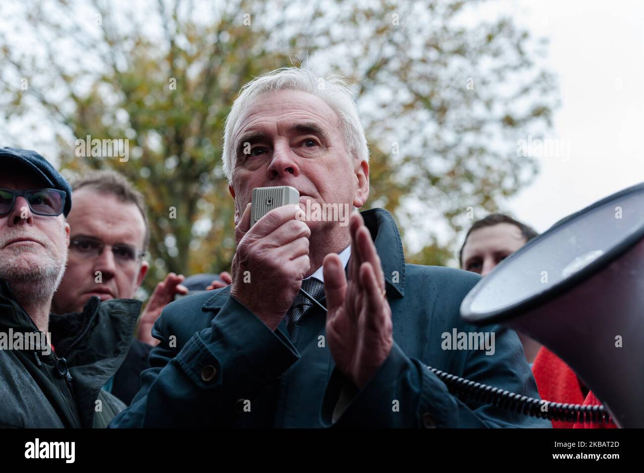 Le chancelier de l'ombre John McDonnell participe à un rassemblement alors que les employés de McDonald's, les syndicalistes et les militants pour les droits des travailleurs de la restauration rapide se réunissent à l'extérieur de Downing Street le 12 novembre 2019 à Londres, en Angleterre. Les membres du Syndicat des boulangers, de l'alimentation et des travailleurs alliés (BFAWU) sont sortis aujourd'hui de six magasins McDonald'hui à Londres pour un salaire minimum de 15 € l'heure, un choix d'heures de travail garanties et des droits syndicaux. (Photo de Wiktor Szymanowicz/NurPhoto) Banque D'Images