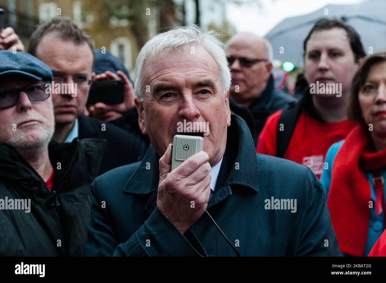 Le chancelier de l'ombre John McDonnell participe à un rassemblement alors que les employés de McDonald's, les syndicalistes et les militants pour les droits des travailleurs de la restauration rapide se réunissent à l'extérieur de Downing Street le 12 novembre 2019 à Londres, en Angleterre. Les membres du Syndicat des boulangers, de l'alimentation et des travailleurs alliés (BFAWU) sont sortis aujourd'hui de six magasins McDonald'hui à Londres pour un salaire minimum de 15 € l'heure, un choix d'heures de travail garanties et des droits syndicaux. (Photo de Wiktor Szymanowicz/NurPhoto) Banque D'Images