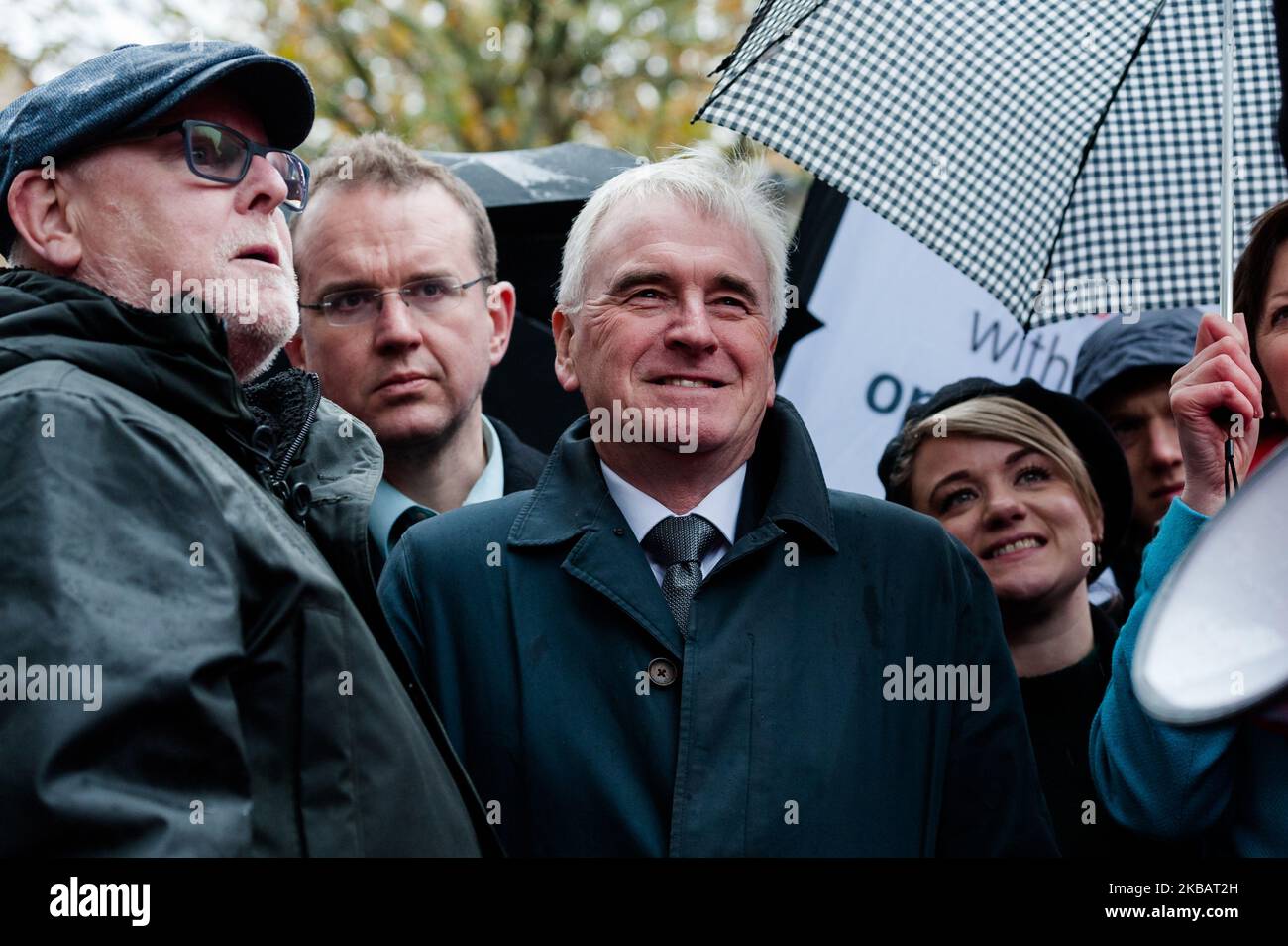 Le chancelier de l'ombre John McDonnell participe à un rassemblement alors que les employés de McDonald's, les syndicalistes et les militants pour les droits des travailleurs de la restauration rapide se réunissent à l'extérieur de Downing Street le 12 novembre 2019 à Londres, en Angleterre. Les membres du Syndicat des boulangers, de l'alimentation et des travailleurs alliés (BFAWU) sont sortis aujourd'hui de six magasins McDonald'hui à Londres pour un salaire minimum de 15 € l'heure, un choix d'heures de travail garanties et des droits syndicaux. (Photo de Wiktor Szymanowicz/NurPhoto) Banque D'Images