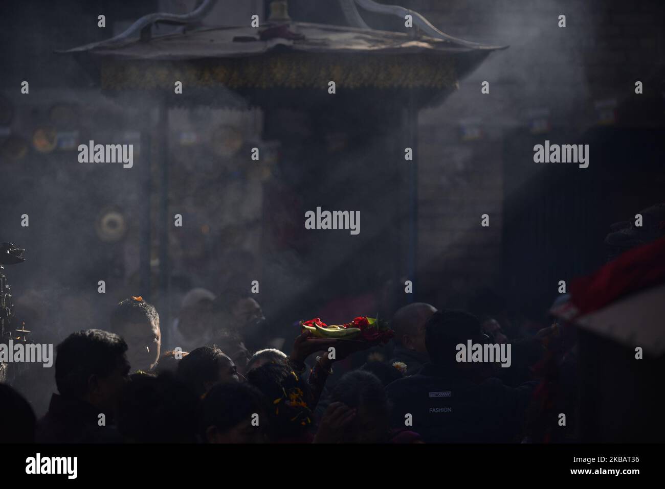Les dévotés népalais arrivent pour offrir la puja rituelle dans le temple le dernier jour du festival Adinath Mela à Chobhar, Kirtipur, Katmandou, Népal le mardi, 12 novembre, 2019. Au mois d'octobre ou novembre de Kojagrat purnima à Kartik purnima pendant un mois, les gens visitent le temple d'Adinath le matin pour effectuer des rituels spéciaux puja et fonction rituelle pendant Adinath Mela. (Photo de Narayan Maharajan/NurPhoto) Banque D'Images